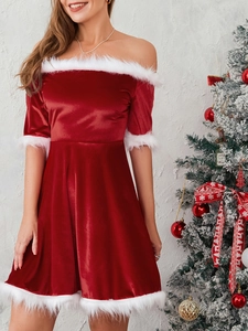 Nahaufnahme eines roten Samt-Weihnachtskleids mit weißem Kunstpelzbesatz am A-Linien-Saum