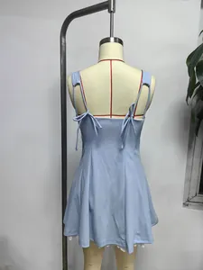 Détail du dos d'une robe courte bleu clair avec de fines bretelles et des nœuds décoratifs