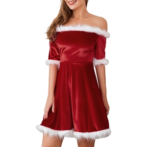 Detail eines Weihnachts-Samtkleides mit schulterfreiem Ausschnitt und weißem Pelzbesatz