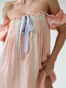 Robe courte rose épaules dénudées avec dentelle et nœud bleu pour femme chic
