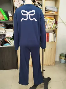 Détail du survêtement bleu foncé avec imprimé nœud blanc au dos du sweat-shirt large