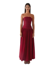 Elegante abito lungo senza spalline rosso scuro con corpetto a pieghe e linea ad A