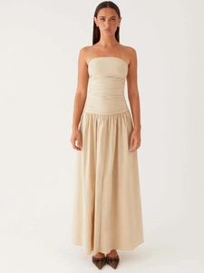 Elegante abito estivo beige con spalle scoperte e pieghe vestibilità aderente