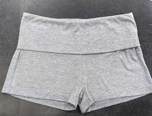 Détail du short en maille côtelée gris clair avec taille rabattue et texture souple