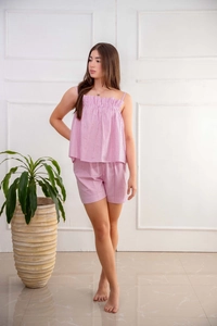Vue détaillée de l'ensemble pyjama rayé rose avec caraco à volants et short assorti