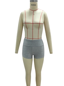 Détail du tissu en maille côtelée grise et de la ceinture élastique sur le short de sport