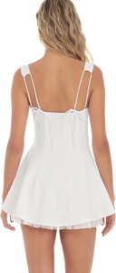 Détail de mini robe blanche avec doubles nœuds au dos et ourlet à volants