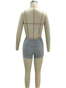 Vue détaillée de l'arrière du short en maille côtelée gris foncé sur un mannequin