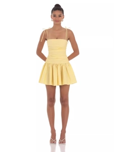 Robe d'été courte jaune chic avec fines bretelles et détails froncés pour femmes