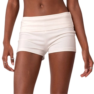 Détail de la texture côtelée et de la taille rabattue sur un short de sport crème