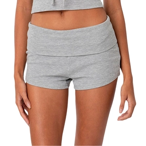 Gros plan détaillé sur la texture en tricot côtelé gris du short à taille haute et du haut