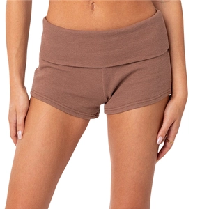 Gros plan d'un short en maille gaufrée marron avec taille haute repliée et tissu doux