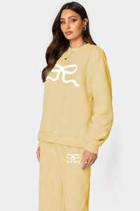 Détail de l'ensemble de sport jaune clair avec motifs nœuds blancs et texture douce