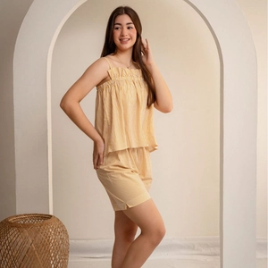 Ensemble pyjama d'été rayé jaune pour femme avec caraco à volants et short décontracté