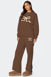 Détail de l'ensemble sweat-shirt marron ample et pantalon large avec motif nœud