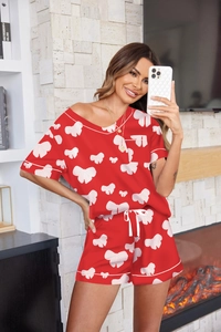 Detalle del conjunto de pijama rojo con lazos blancos, ribete de contraste y cordón