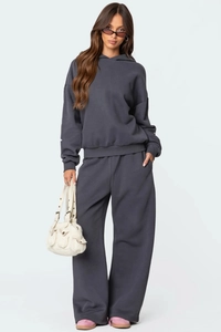 Détail d'un ensemble jogging et sweat à capuche gris foncé avec une coupe décontractée