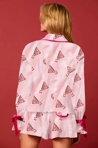 Vista posteriore dettagliata del pigiama di raso rosa con stampe di martini natalizi