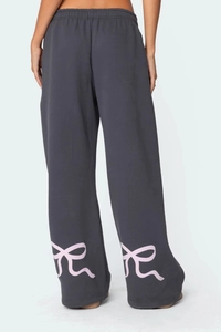 Vue détaillée du bas de jogging gris anthracite avec imprimés nœuds roses à l'arrière