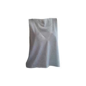 Gros plan du débardeur gris à col en V montrant la texture chinée du tissu léger