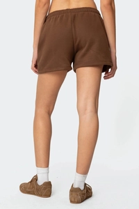 Vista posteriore di pantaloncini sportivi marroni in cotone spesso su una modella