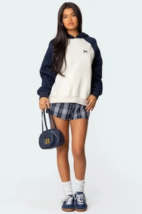 Felpa con cappuccio Y2K con maniche raglan blu, ricamo a farfalla e pantaloncini a quadri