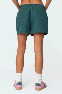Dettaglio del retro dei pantaloncini verde scuro con coulisse in morbido cotone
