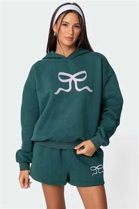 Dettaglio del set felpa con cappuccio verde scuro con stampa fiocco e tessuto pesante