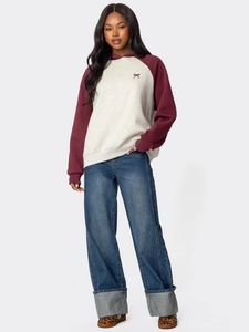 Felpa con cappuccio da donna color-block con maniche raglan e fiocco rosso ricamato sul petto