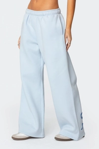 Détail du pantalon de sport large bleu clair avec taille élastique et imprimé
