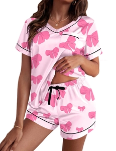 Detalles del pijama de satén rosa con estampado de lazos, top con cuello en V y pantalones