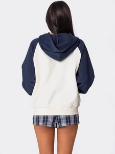 Vista posteriore di una felpa con cappuccio Y2K colorblock in crema e blu navy scuro