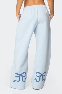 Détail d'un jogging bleu clair avec taille élastique et imprimé nœud sur la jambe