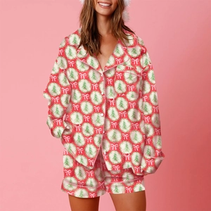 Damen Schlafanzug aus rosa Satin mit festlichem Weihnachtsbaum- und Schleifenmuster