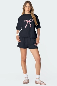 Détail de l'ensemble noir t-shirt et short avec motif de nœud aquarelle rose