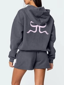 Completo donna con felpa grigio antracite e pantaloncini con stampa fiocco rosa sul retro