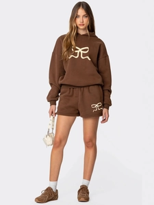 Set coordinato felpa con cappuccio e pantaloncini marrone scuro con stampa fiocchi