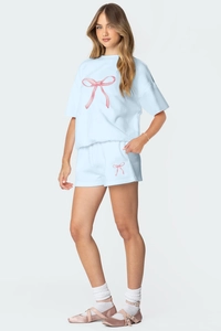 Détail de l'ensemble de détente bleu clair avec nœud aquarelle rose et taille à cordon