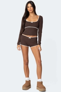 Detailansicht der Spitzenkante und Schleife auf dem braunen gepunkteten Loungewear-Set