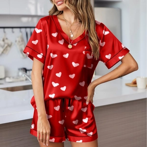 Conjunto de pijama de satén rojo para mujer con cuello en V y estampado de corazones
