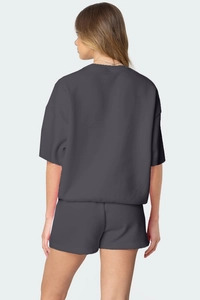 Vue arrière de l'ensemble gris en coton avec t-shirt oversize et short à taille élastique