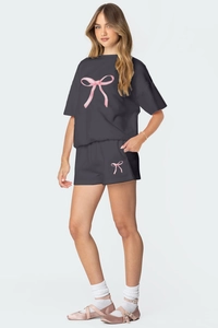Détail de l'ensemble gris foncé avec imprimé nœud rose sur tissu en coton doux