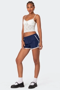 Vue détaillée du short en satin bleu foncé avec dentelle blanche et taille élastique