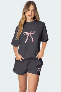 Détails de l'ensemble de détente gris foncé avec nœud rose sur le t-shirt et le short