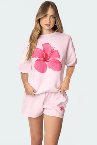 Détail de l'ensemble de détente rose avec imprimé fleur d'hibiscus et tissu en coton doux