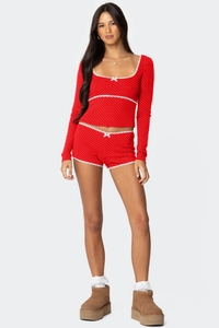 Rotes Pyjama-Set mit Punkten, Spitzenbesatz und Schleifen an Top und Shorts