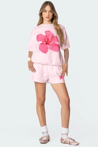 Détail de l'ensemble rose avec imprimé hibiscus sur t-shirt oversize et short assorti