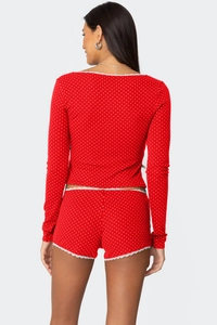 Nahaufnahme der roten gepunkteten Loungewear mit weißer Spitze und Rippenstruktur