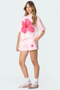 Détail de l'ensemble rose avec imprimé floral hibiscus sur le haut à manches courtes oversize