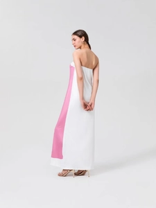 Elegante abito lungo a fascia bianco con strisce rosa laterali e silhouette da cocktail